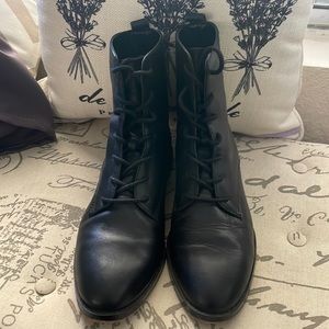 En thread black boots